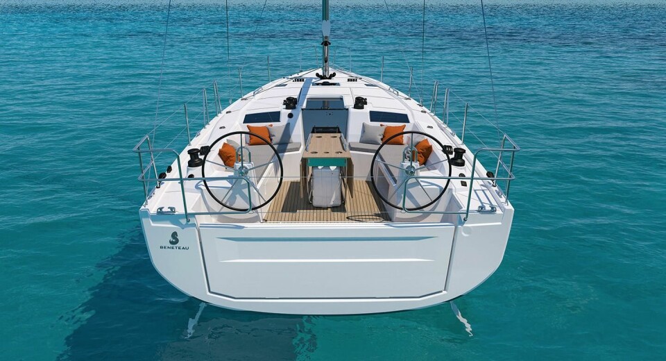 COCKPIT: Båtens bredde gir en stor cockpit. Badeplattform er blitt en selvfølge.