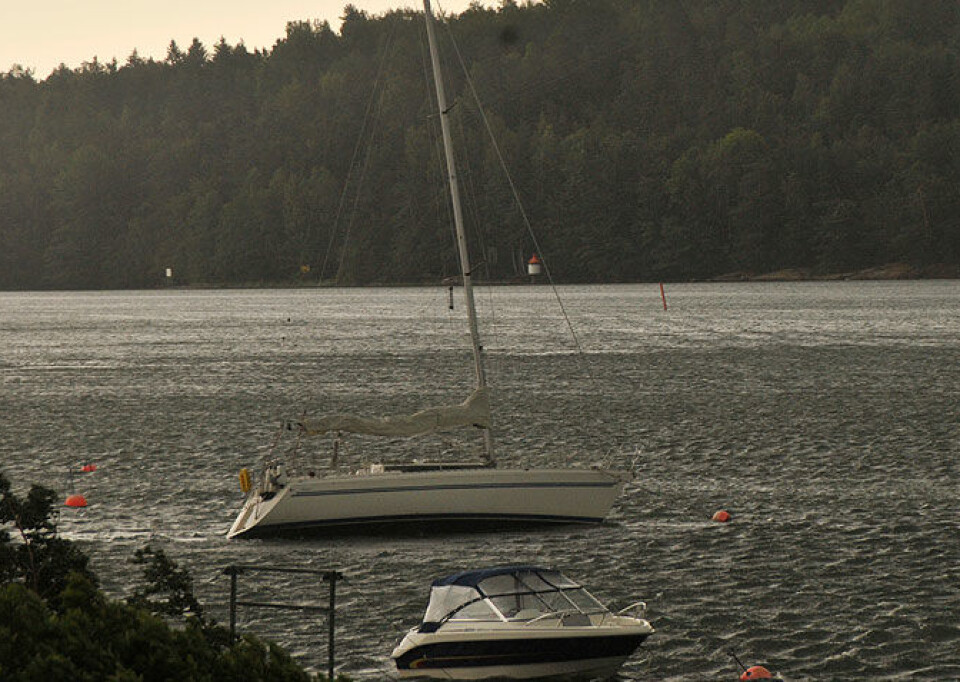 BØYE: Moringen slapp plutselig. Da måtte vi redde båten kjapt. Første tegnet på uværet torsdag var en vindkule i forkant av et kraftig regnvær. Bildet er tatt i det vindvegen treffer båten, før den blir snudd opp mot vinden. På naten da båten slet seg var det i tilleg til vind, også overraskende store bølger i den trange fjorden.