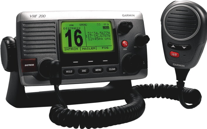 NØDMELDING: Moderne VHF-radioer er utstyrt med Digital Selective Calling (DSC)-knapp med distress-alarm. Det er praktisk å kunne utløse nødalarm med posisjonangivelse ved kun å trykke på distress-knappen på VHF-radioen. NØDMELDING: Moderne VHF-radioer er utstyrt med Digital Selective Calling (DSC)-knapp med distress-alarm. Det er praktisk å kunne utløse nødalarm med posisjonangivelse ved kun å trykke på distress-knappen på VHF-radioen.