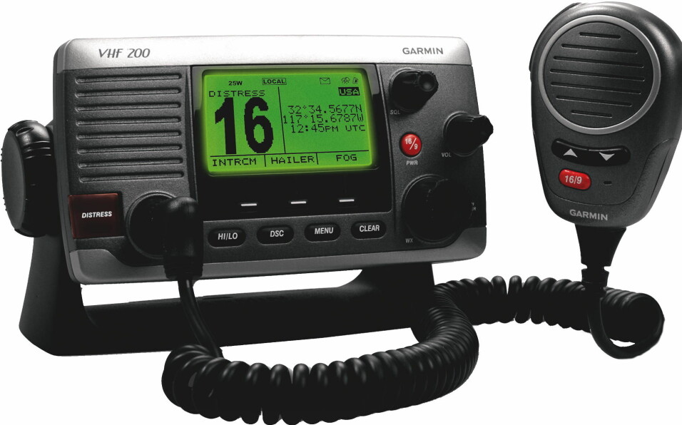 NØDMELDING: Moderne VHF-radioer er utstyrt med Digital Selective Calling (DSC)-knapp med distress-alarm. Det er praktisk å kunne utløse nødalarm med posisjonangivelse ved kun å trykke på distress-knappen på VHF-radioen.