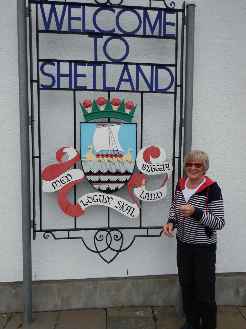 MAGNUS LAGABØTER: Norma er kommet til Shetland og konstaterer at «med lov skal landet byggest».