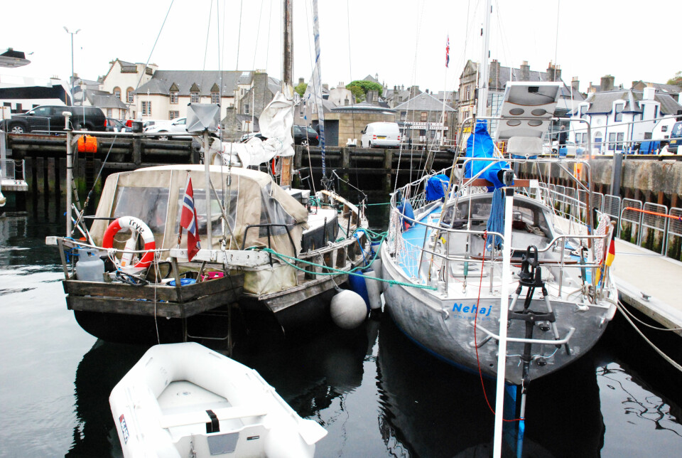 KONTRAST: «Nehaj» er en nederlandsk aluminiumbåt som seilte Atlanteren rundt med soloseiler Susanne Hubert-Curphey. Utenpå ligger en «kråkeslott-båt» som så vidt kom seg tilbake til Norge med hjelp fra Redningsskøyta.