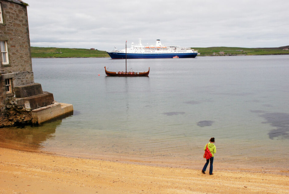TO BÅTER MED NORSKE ANER: Shetland Boating Clubs vikingsskip og tidligere norske Fred.Olsen på cruise ligger i havnen i Lerwick.