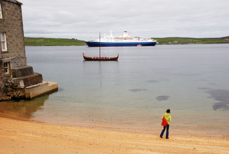 TO BÅTER MED NORSKE ANER: Shetland Boating Clubs vikingsskip og tidligere norske Fred.Olsen på cruise ligger i havnen i Lerwick. TO BÅTER MED NORSKE ANER: Shetland Boating Clubs vikingsskip og tidligere norske Fred.Olsen på cruise ligger i havnen i Lerwick.