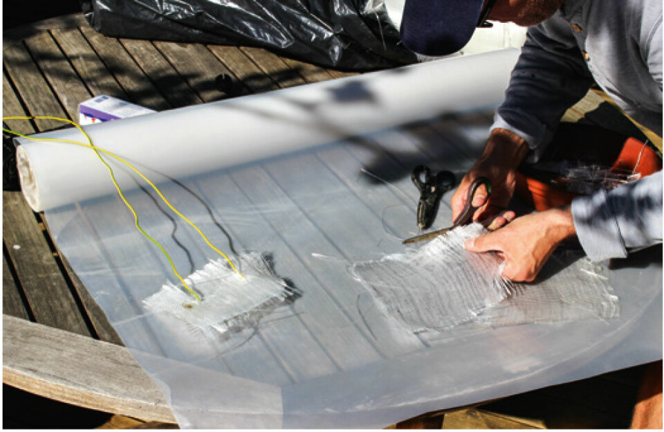 4. FORBEREDELSER: Forberedelser handler om å ha alt klart til selve reparasjonen. Klipp glassfiberduken med saks i seks passende stykker. Stikk to ledninger gjennom motholdsplaten og plasser glassfiber-rowingen på platen.