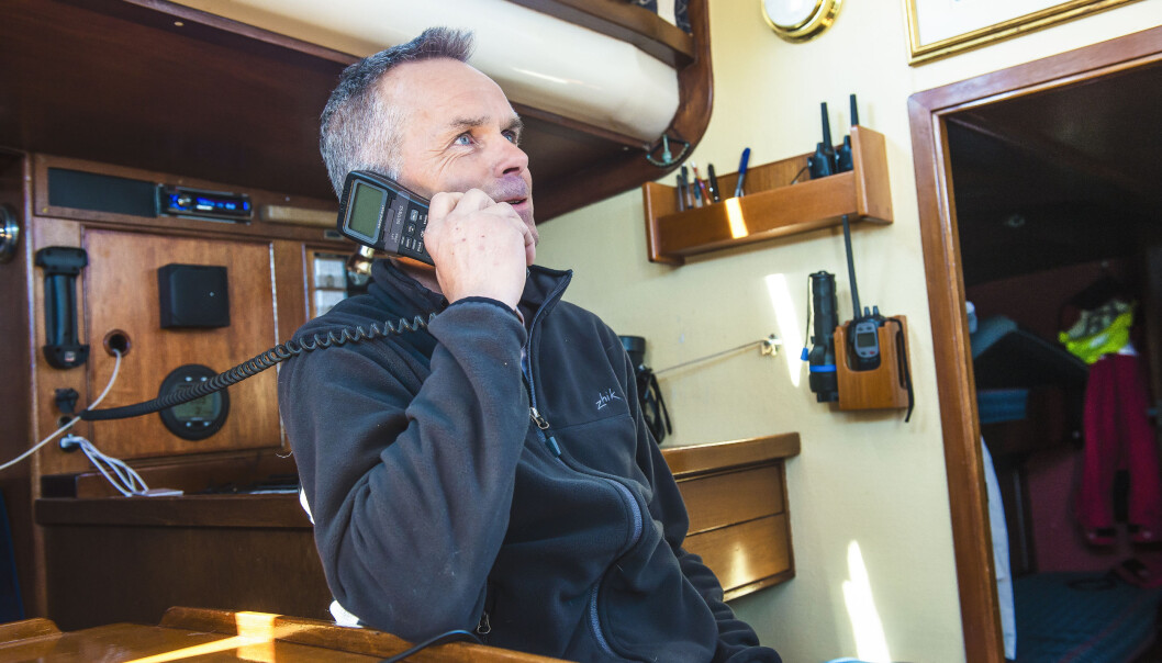 VHF: VHF-radioen er viktig å ha om bord når du selv er i nød, men du kan også selv spille en viktig rolle når andre er i nød og trenger hjelp. VHF: VHF-radioen er viktig å ha om bord når du selv er i nød, men du kan også selv spille en viktig rolle når andre er i nød og trenger hjelp.