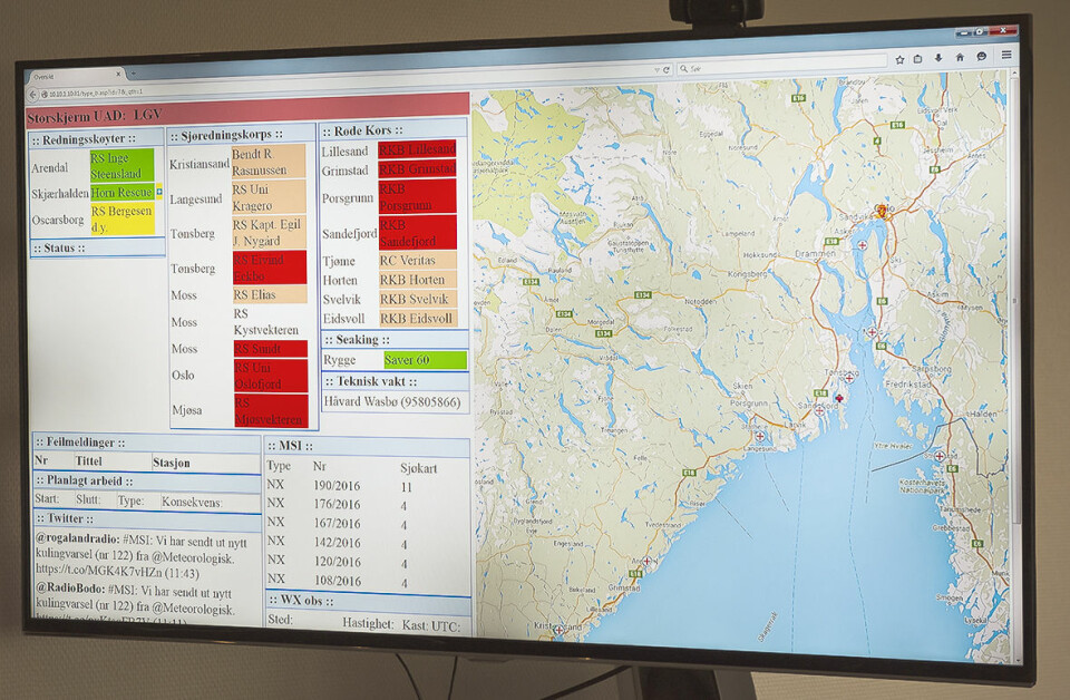 REDNINGSSKØYTENE: På en skjerm foran seg har operatørene en oppdatert status-oversikt over Redningsskøytene og andre tilgjengelige ressurser til sjøs.