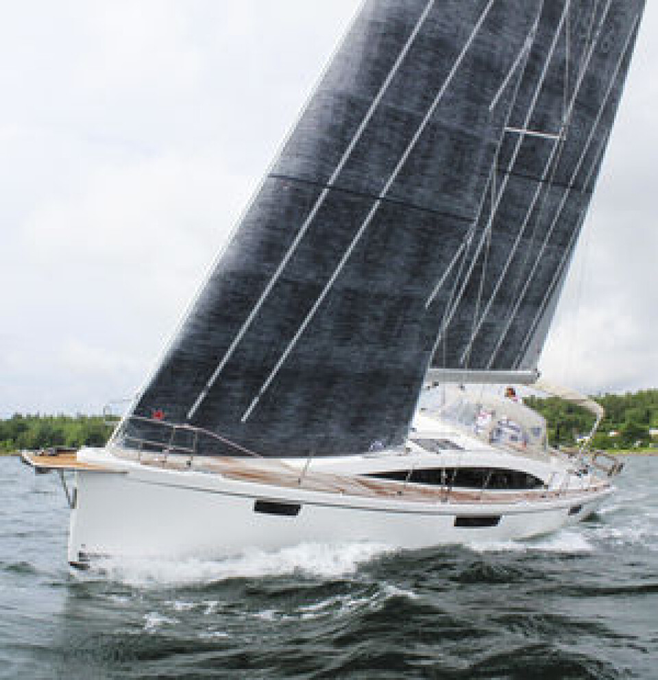 VERTIKALE SPILER: Ifølge seilmakrene hos Elvstrøm Sails skal vertikale spiler gi bedre kontroll og form på rulleseil. Denne Bavaria 46 Vision har et fat furl rullestorseil og en fokk med vertikale spiler. VERTIKALE SPILER: Ifølge seilmakrene hos Elvstrøm Sails skal vertikale spiler gi bedre kontroll og form på rulleseil. Denne Bavaria 46 Vision har et fat furl rullestorseil og en fokk med vertikale spiler.