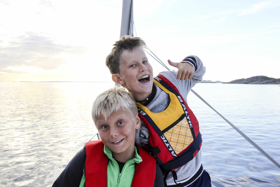 KURS FOR SHETLAND: 11-åringene Olav Strand Idås og Henrich de Vibe Nissen-Lie har laget videobloggen «Med kurs for Shetland» på Barnasbåtliv på YouTube.