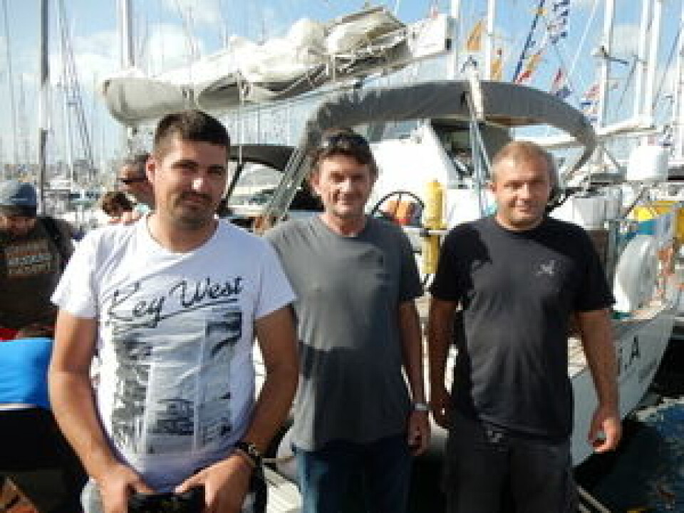 SJEKK: Milan Mande har bygget More 55 i Kroatia. Han har fått med seg to karer for å gjøre båtene i topp stand før avreise.