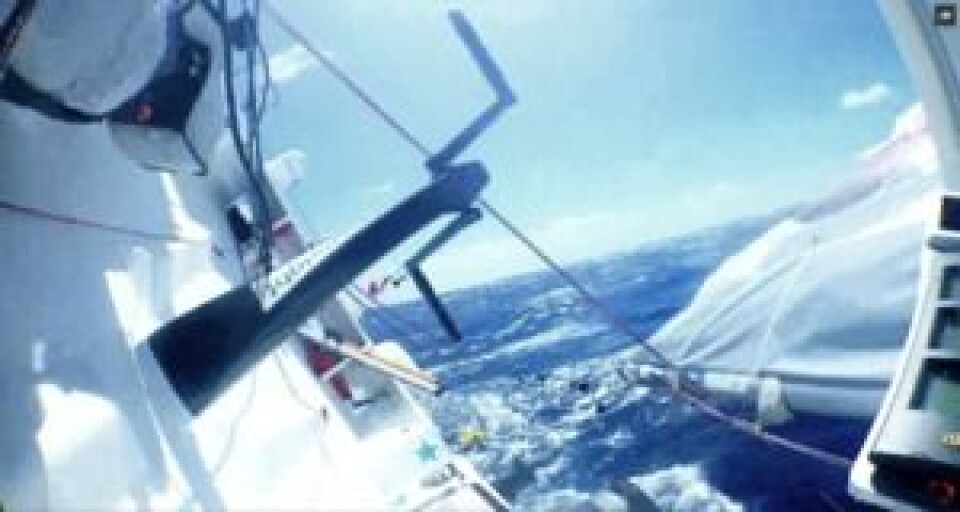 80°: Med båten på hoder og flagrende seil klarte Colman å få båten på kurs, uten autopilot.