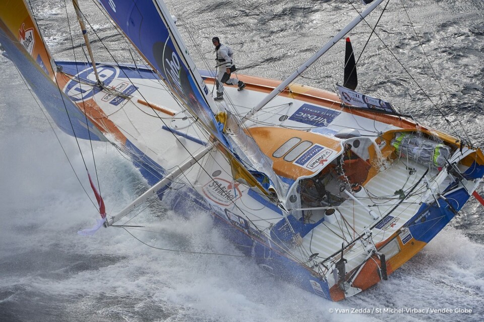RØMMER: Jean Pierre Dick i «StMichel-Virbac» legger kursen nord for Tasmania for å spare båten.