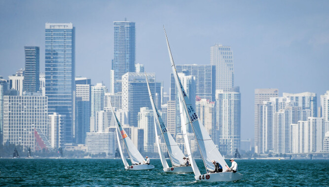 Bacardi Cup seiles på Biscayne Bay med MIami i bakgrunnen Bacardi Cup seiles på Biscayne Bay med MIami i bakgrunnen
