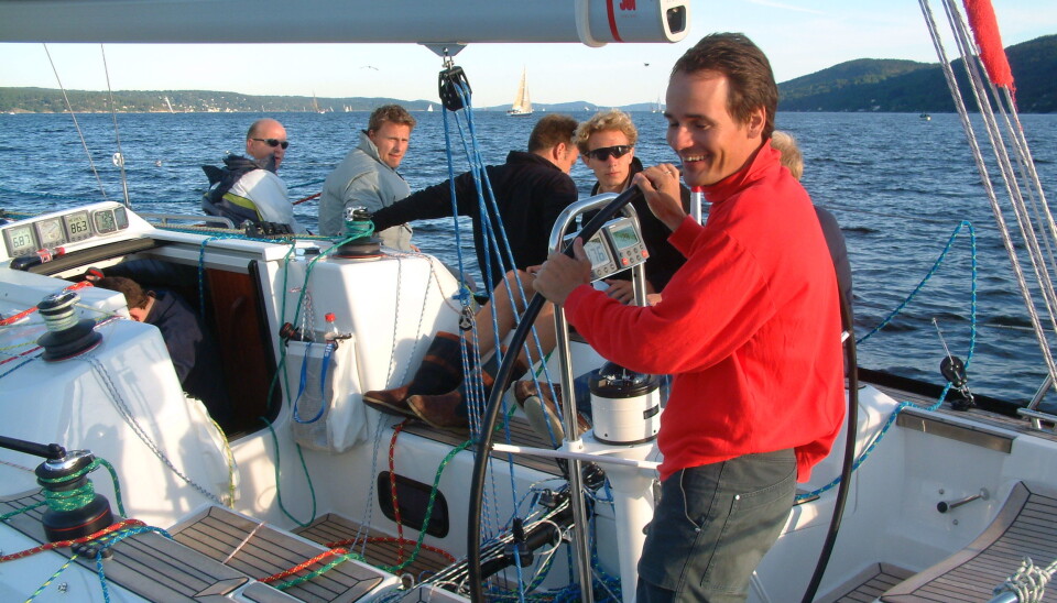 COCKPIT: Stort ratt dominerer cockpiten som har løygangskinnen gjennom benken. COCKPIT: Stort ratt dominerer cockpiten som har løygangskinnen gjennom benken.