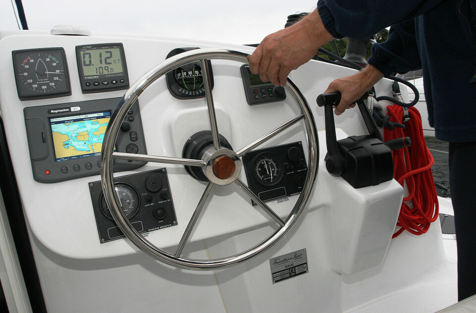DOBBELT: Et gasshåndtak for hver motor gjør båten enkel å manøvrere.
