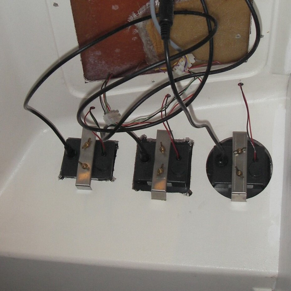 ROT: De gamle instrumentene skapte rot på badet. Hull ble tettet, og ledninger fjernet.