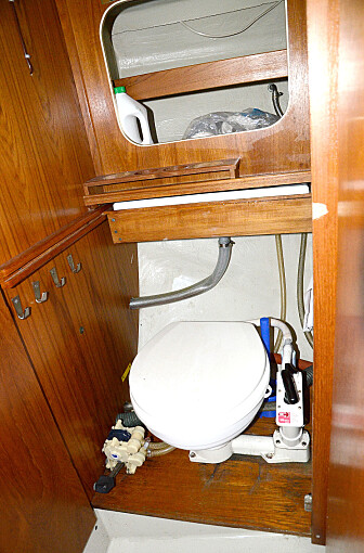 WC: På badet er det uttrekkbar vask over doen. WC: På badet er det uttrekkbar vask over doen.