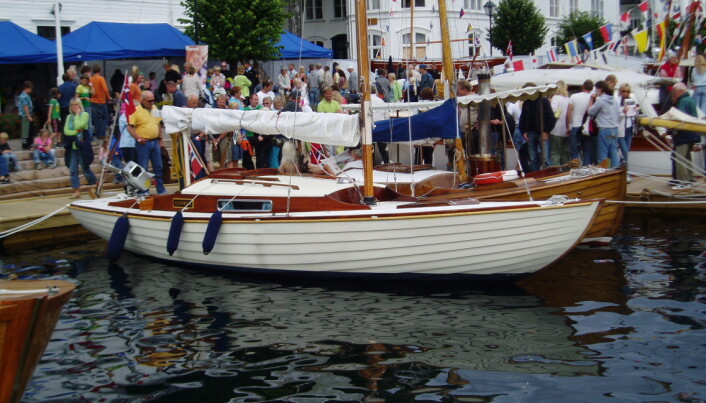 STRØKEN: Nordisk Folkebåt under Risør Trebåtfestival. STRØKEN: Nordisk Folkebåt under Risør Trebåtfestival.