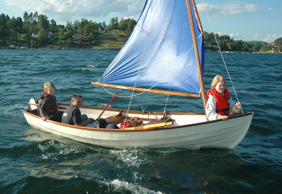 ASKELADDEN: Båten fra 60-tallet veier lite og glir lett gjennom vannet.