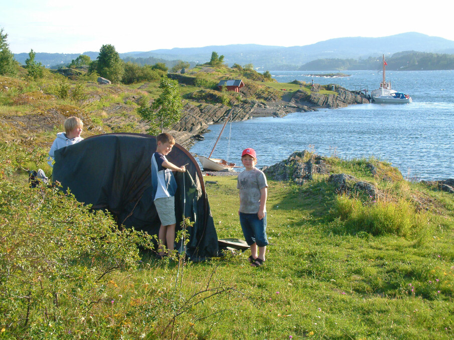 KVELD: Teltet settes opp på Skauer'n. Det er få andre på øya midt på sommeren.