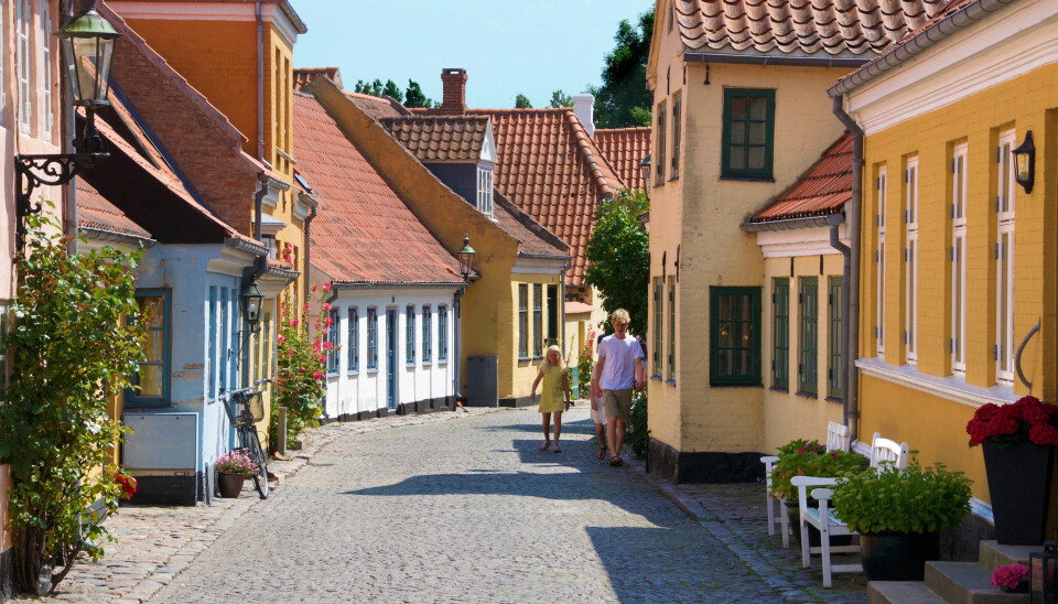 POSTKORTMOTIV: Sjarmerende skjeve og små bindingsverkhus i de brosteinsbelagte gatene i Ærøskøbing.