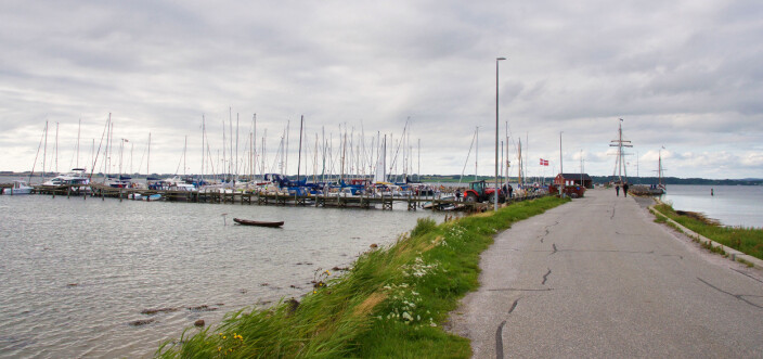 HAVN: En kunstig landtunge leder ut til den store molohavna på Lyø. HAVN: En kunstig landtunge leder ut til den store molohavna på Lyø.