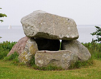 HISTORIE: Klokkestenen på Lyø er over 5000 år gammel. HISTORIE: Klokkestenen på Lyø er over 5000 år gammel.