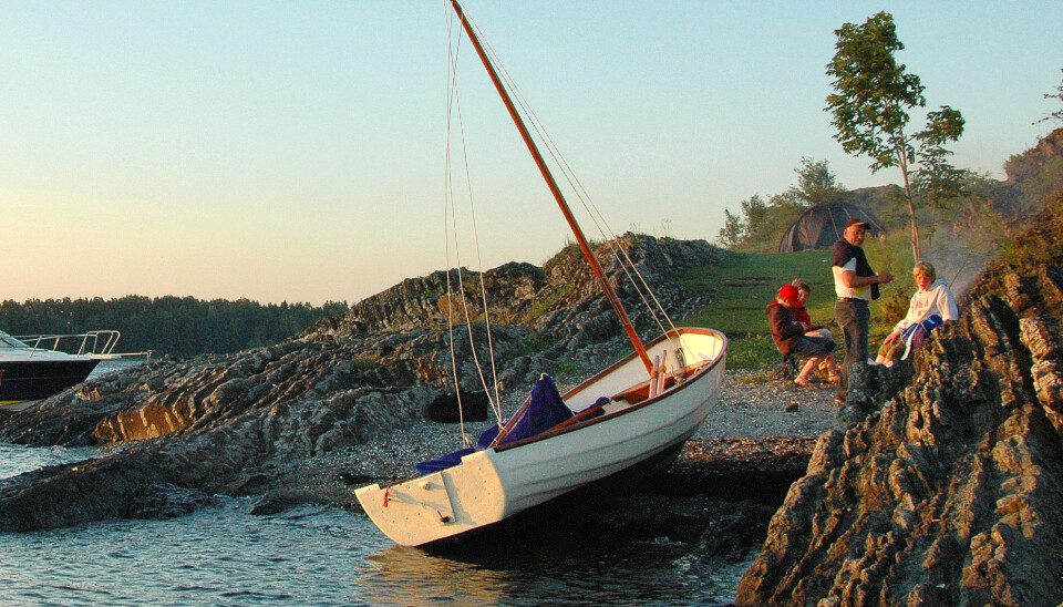 IDYLL: «Skauern» (Skogerholmen)
utenfor den kjente Middagsbukta
er en naturidyll med
strender, små gressbakker og
svaberg ut mot fjorden. IDYLL: «Skauern» (Skogerholmen)
utenfor den kjente Middagsbukta
er en naturidyll med
strender, små gressbakker og
svaberg ut mot fjorden.