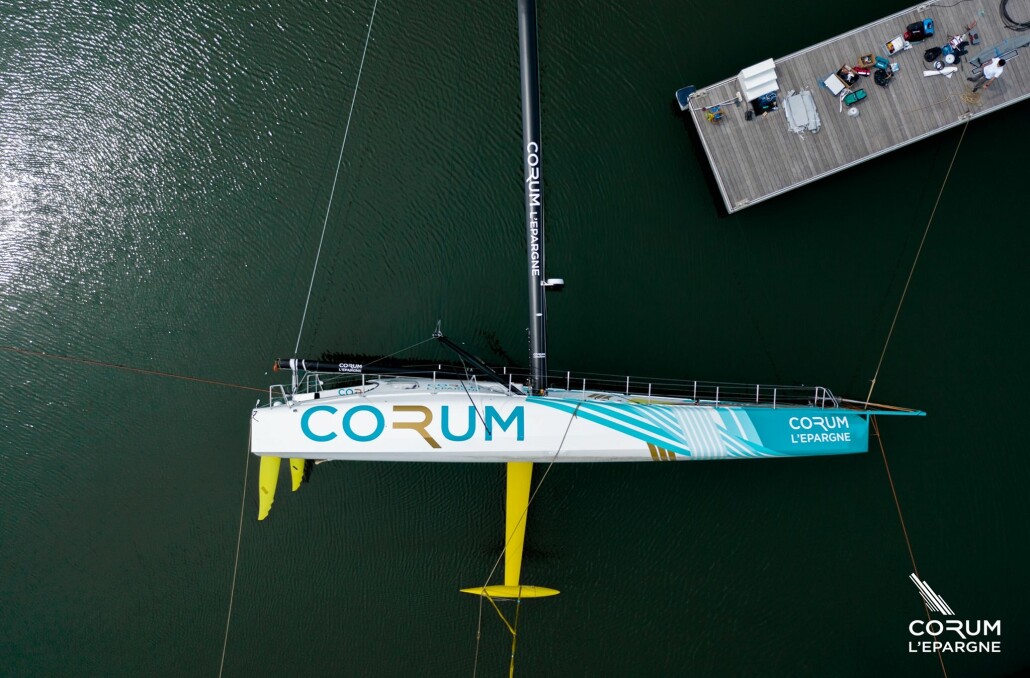 TØFFEL: «CORUM L’Épargne» har fått en ekstrem form med det meste av volumet bak masten. Båten ser ut som en tøffel med plass til foten inn i cockpiten.
