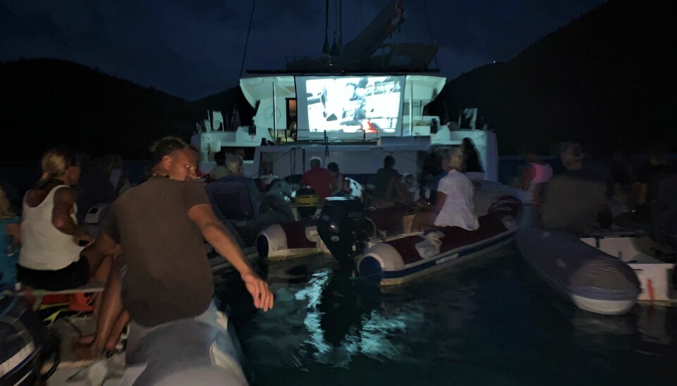 Båtfolkets svar på Drive-in movie: Klassikeren “Captain Ron” ble vist på kinolerret bak katamaranen Hangtime, under lyset av fullmånen i Maho Bay, St John. Stemningsfullt og morsomt!