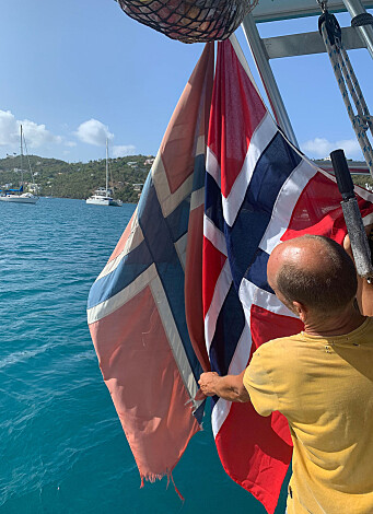 Vilja markerte nasjonaldagen med bytte av flagg. Det var vel strengt tatt på tide… Det gamle hadde vaiet bak Vilja i ett år, siden forrige 17. mai som ble feiret i New Zealand. Vilja markerte nasjonaldagen med bytte av flagg. Det var vel strengt tatt på tide… Det gamle hadde vaiet bak Vilja i ett år, siden forrige 17. mai som ble feiret i New Zealand.