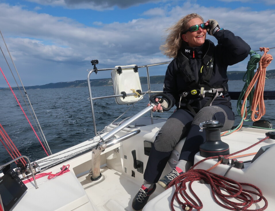 REGATTASEILER: Eira Naustvik er både arrangør og deltager. Hun seiler gjerne regatta alene i sin 32-fots Jeanneau.