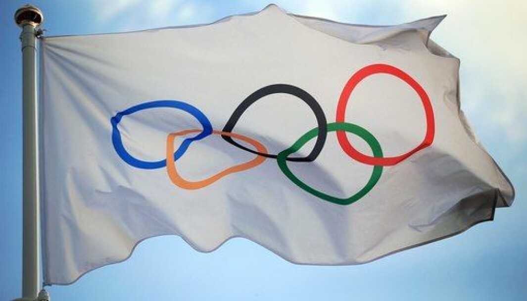 Det olympiske flagget vaier for seilsporten Det olympiske flagget vaier for seilsporten