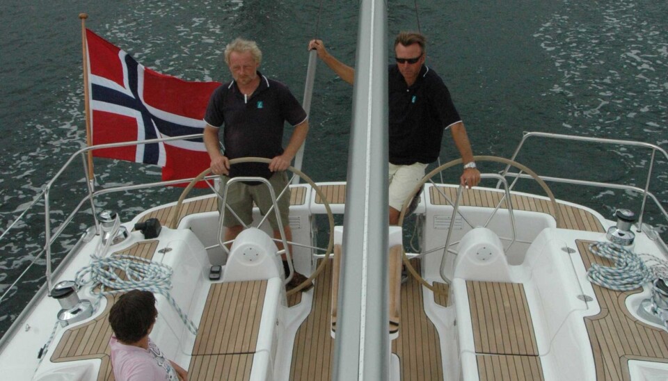 COCKPIT: Båten er bred i
hekken, men cockpiten smal,
sett fra dagens øyne. Brede
karmer er bra, og de gir mye
volum under dekk. COCKPIT: Båten er bred i
hekken, men cockpiten smal,
sett fra dagens øyne. Brede
karmer er bra, og de gir mye
volum under dekk.