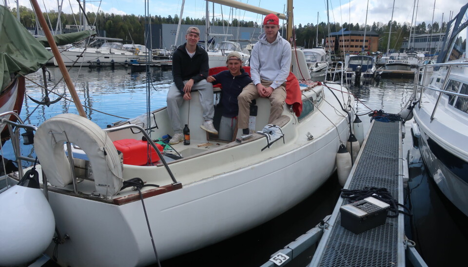 RUSSETID: Gunder Johannessen,
Sander Henriksen og
Kristoffer Alfredsen har fått
en seilbåt gratis som de gjør
seilklar.