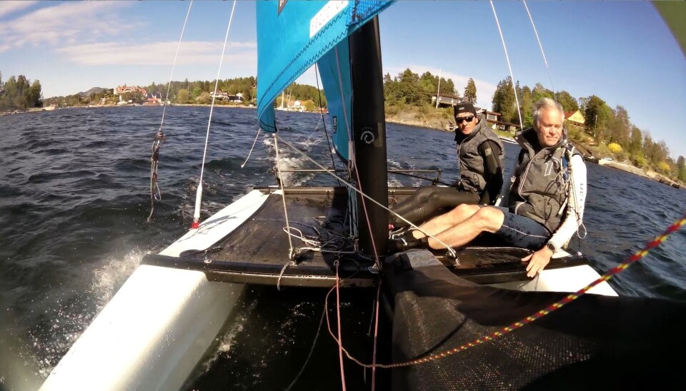 KRYSS: RS Cat 16 går fort, men litt
lavere på kryss. Katamaranen skyter
fart i vindkastene. KRYSS: RS Cat 16 går fort, men litt
lavere på kryss. Katamaranen skyter
fart i vindkastene.