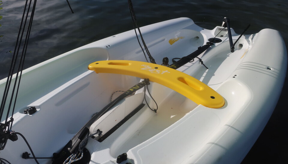 COCKPIT: Båten er delt med
en tofte som gir sitteplasser.
Ergonomien er god. COCKPIT: Båten er delt med
en tofte som gir sitteplasser.
Ergonomien er god.