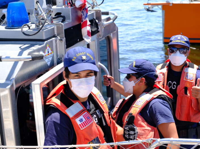 Med blinkende lys ble vi innhentet og bordet av U.S. Coast Guard i East River sør for Brooklyn. Vilja hadde unnlatt å lytte til VHF kanal 16, og dermed gått glipp av oppkallingen fra kystvakten. Det utløste inspeksjon om bord. Med blinkende lys ble vi innhentet og bordet av U.S. Coast Guard i East River sør for Brooklyn. Vilja hadde unnlatt å lytte til VHF kanal 16, og dermed gått glipp av oppkallingen fra kystvakten. Det utløste inspeksjon om bord.