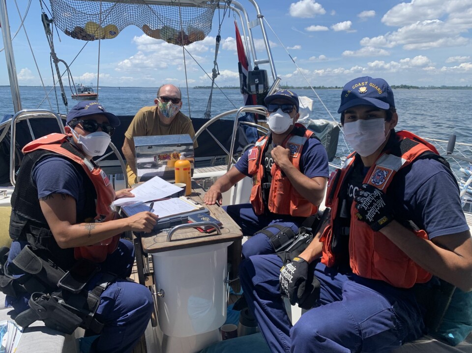 U.S. Coast Guard tar oss gjennom papirmølla etter inspeksjon om bord på S/Y Vilja. Faktisk viste de seg som både trivelige folk og interesserte i vår ferd rundt Jorda.