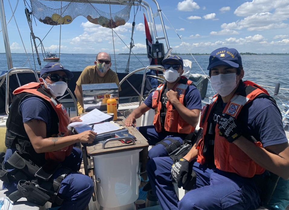 U.S. Coast Guard tar oss gjennom papirmølla etter inspeksjon om bord på S/Y Vilja. Faktisk viste de seg som både trivelige folk og interesserte i vår ferd rundt Jorda.