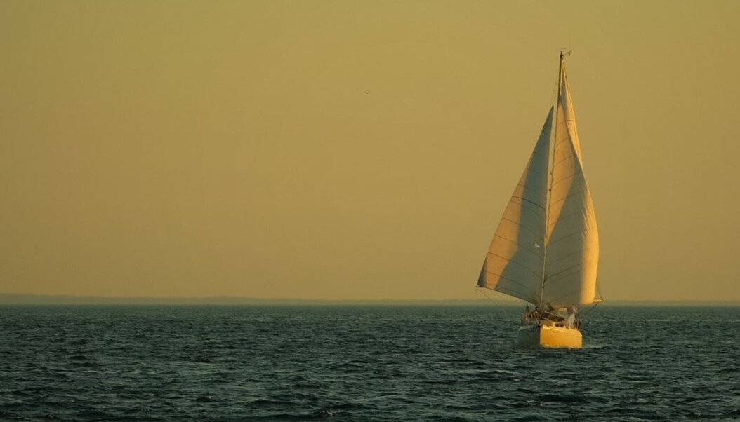 Norske Alibaba for fulle seil i det sola går ned over Long Island Sound. Norske Alibaba for fulle seil i det sola går ned over Long Island Sound.