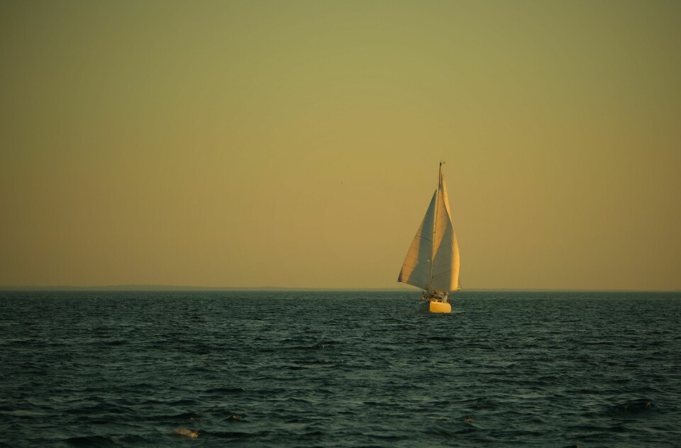 Norske Alibaba for fulle seil i det sola går ned over Long Island Sound.