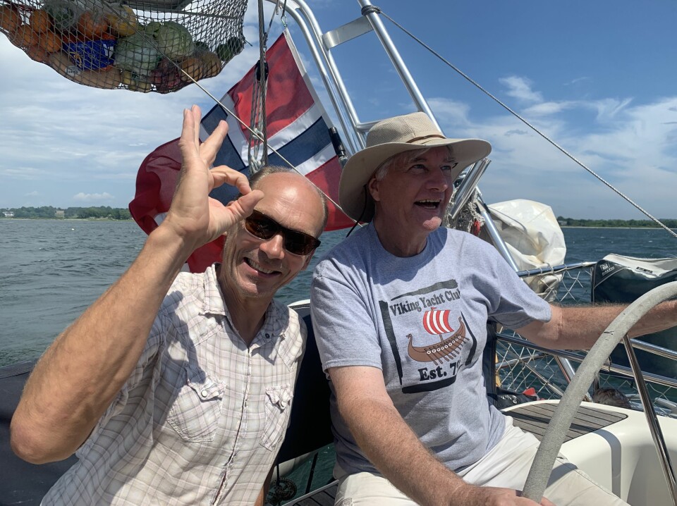 Ingrids storebror Eric og familien ble med og seilte i Narragansett Bay, Rhode Island. Jon Petter virker rimelig fornøyd med å ha gitt fra seg rattet.