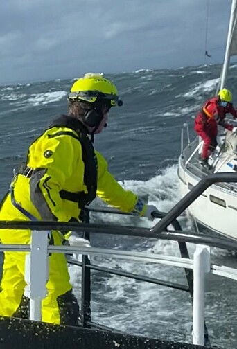 SKADET: Redningsselskapet fikk mannskap om bord i seilbåten hvor soloseileren lå skadet. SKADET: Redningsselskapet fikk mannskap om bord i seilbåten hvor soloseileren lå skadet.