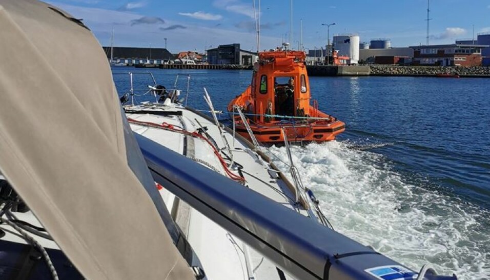 SKAGEN: Den norske seilbåten ble slept til havn av redningstjenesten.