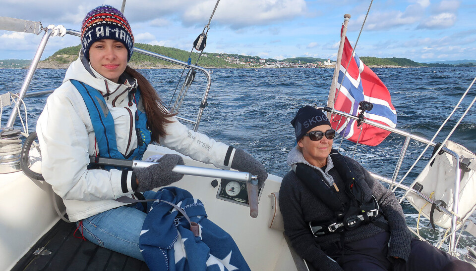 KALDT: Selv med solen fremme var det godt med lue, her med Langesund i bakgrunnen, 27. juli.