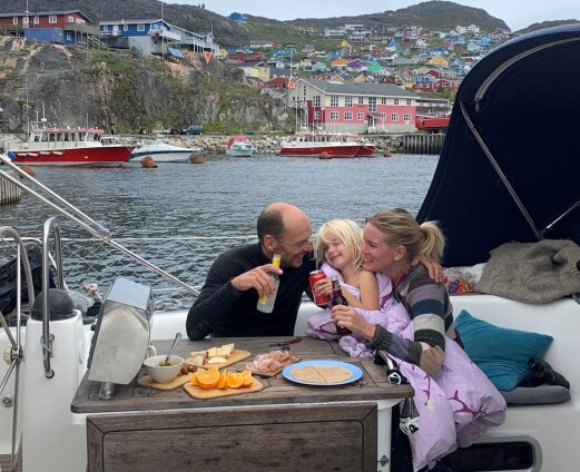 Ankerdram ved ankomst i Qaqortoq i sørvestre Grønland. Ankerdram ved ankomst i Qaqortoq i sørvestre Grønland.