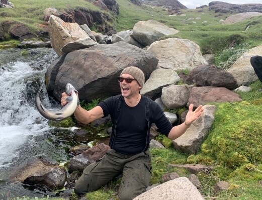 Fangst-eufori! Jon Petter fanget fine røyer på tradisjonelt vis med bare hendene i elva ved tuftene av Eirik Raudes boplass i Brattahlid. Trolig har en annen viking gjort det samme før ham her… Fangst-eufori! Jon Petter fanget fine røyer på tradisjonelt vis med bare hendene i elva ved tuftene av Eirik Raudes boplass i Brattahlid. Trolig har en annen viking gjort det samme før ham her…