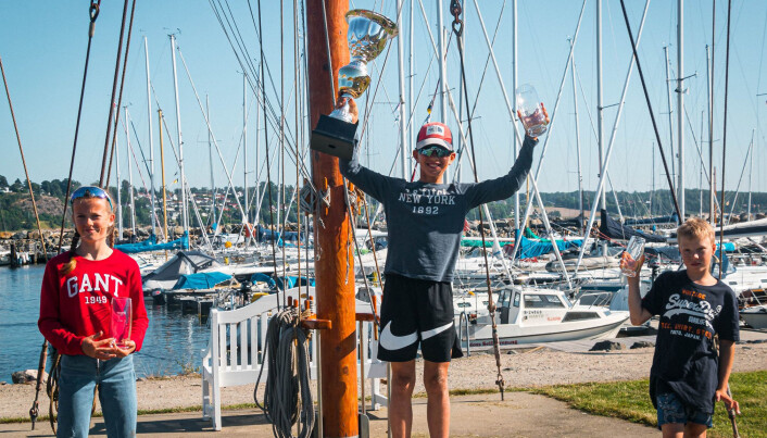 U12: U12 Coming Star ble vunnet av Victor Lööf fra Tønsberg Seilforening. Til venstre Milla Sandmo Birkeland og til høyre Ole Joss Lepperød. U12: U12 Coming Star ble vunnet av Victor Lööf fra Tønsberg Seilforening. Til venstre Milla Sandmo Birkeland og til høyre Ole Joss Lepperød.