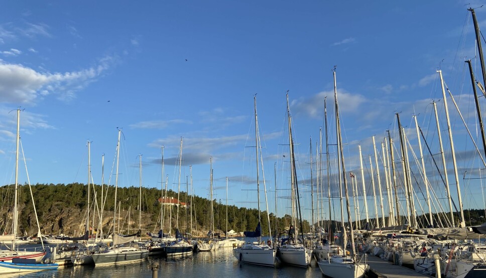 HANKØ: Lunt på Hankø Yacht Club, men gammel sjø og frisk vind ute ved startområdet.